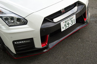 2017年モデルの「GT-R NISMO」のフロントビュー。エンジンの冷却性を高めるため、カーボン製フロントバンパーの形状が変更された。