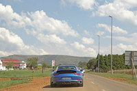 南アフリカの一般道を行く「911」の一群。まっすぐ伸びた一本道が主体で、だからこそエンジンのキャラクターを子細に観察することができた。