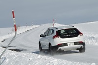雪の登坂路を行く「V40クロスカントリー」。「ヒル・スタート・アシスト」や「ヒル・ディセント・コントロール」といった運転支援システムも備わる。