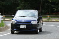 エクステリアでは、歩行者保護性能を向上させるため、フロントまわりの形状を大幅に変更。各部に衝撃吸収構造を採用した。
    