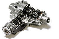 
	ホンダが世界初を謳う新4WDシステム「SH-AWD（Super Handling All-Wheel-Drive）」は、状況に合わせ、駆動力配分を前後で30：70から70：30、後輪左右で100：0から0：100まで無段階制御するという仕組み。駆動力を旋回にも利用し車両の運動性能を向上させるのが狙いという。
	後輪へ駆動力を伝えるプロペラシャフトには、軽量化のためCFRP（炭素繊維強化プラスチック）が採用された。
	 