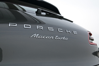 シンプルな面で構成されるリアエンド中央には、モデル名を示すエンブレムが添えられる。このカットでは、特徴的なリアコンビランプ（写真右端）の形もよくわかる。
    