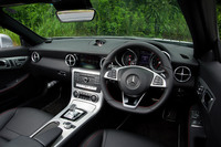 内装色はブラックのみ。装飾パネルはグレードによって異なり「180」と「180スポーツ」にはブラッシュドアルミニウムトリムが用いられる。