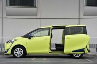 スライドドアの開口部は、幅が615mmから665mmに、高さが1135mmから1145mmに、それぞれ拡大されている。同様に、乗り込み口の地上高は、先代の385mmから330mmへと低められている。