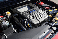 1.6リッターの水平対向4気筒「DIT」ユニット。優れた動力性能と燃費性能との両立がうたわれる。
    