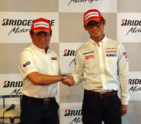 二輪の代表として登壇したのは、写真左の秋吉耕祐選手。今季は全日本ロードレース選手権にエントリー。鈴鹿8時間耐久レースでは、去年に続いて優勝を狙う。「8耐優勝の決め手になったのは、まずブリヂストンのグリップ力。安心して走行できる点も魅力ですね」。