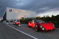 スタイリングのモチーフとなった「33ストラダーレ」（右）。1967年から18台が造られたとされる。
    