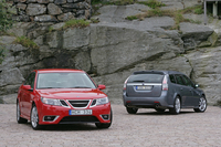 写真左が2.8リッターV6ターボモデル、写真右が1.9リッターターボディーゼルモデル。