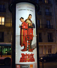 パリの街頭ポスターのなかではにかむ、ミハエル・シューマッハーとジャン・トッド。