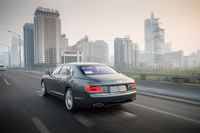 トランクリッドが長く低くなり、リアビューがより優雅な印象に改められた。