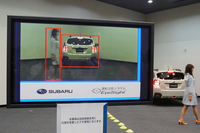 改良されたステレオカメラの映像。「スバルXV」のテールランプについた赤い「×」マークに注目。システムが前方の車両、歩行者とともに、テールランプの点灯を認識していることが分かる。
    