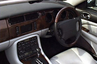 
	ジャガーXKR コンバーチブル。ウッドとレザーを使った高級感ある内装。
	 