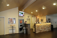 クラブハウスは、クルマ関連施設と思えないほどモダンかつ快適である。