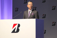 「プレイズPX」シリーズの商品説明をするブリヂストンの執行役員、真鍋利明氏。ブリヂストンタイヤジャパンの代表取締役社長も兼任する。