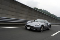 つや消しチタンシルバー塗装の「フロントグリル」「エンジンフードのエアインテーク」「フェンダー後方のサイドエアベント」は、ハンドリング・スペチアーレでのみ選べるオプション。