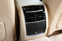 エアコンは運転席、助手席、リアの左右席でそれぞれ個別に温度や風量などの調整が可能。またオーディオには、車両への搭載はこれが初という、Boseの「Panarayサウンドシステム」が採用されている。