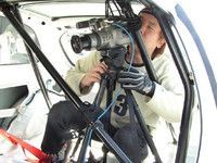 なんと車載カメラで走りを記録し、勉強。実はこのカメラマンさん、あの映画『バトルロワイヤル』を撮った中部さんの友達だとか！　うーぃ。