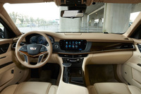 「CT6」のインテリア。内装色にはベージュ（写真）とブラックの2種類が用意されている。