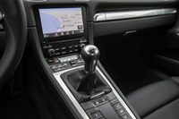 日本でも、「718ケイマン」「718ケイマンS」とも7段PDKのほかに6段MTも選べる。