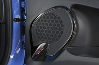 フロントドアパネルに搭載される「BASS REFLEXシステム」。迫力ある低音とクリアなサウンドを提供するという。
    