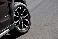 「xLine」の足元は9J×19インチのアルミホイールと、255/50R19サイズのタイヤの組み合わせ。テスト車はグッドイヤーのSUV用ランフラットタイヤを装備していた。
    