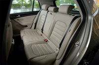 こちらは同じく「ハイライン」の後席。中央席の背もたれ部分は、左右席のひじ掛けとして使えるほか、荷室からの長尺物を受け入れるスキーホールにもなる。