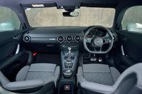 新型「アウディTTSクーペ」のインテリア。ダッシュボードやセンターコンソールには、モニター類が備わらない。カーナビやインフォテインメントシステムの情報は、ドライバー正面のメーターパネル内に表示される。