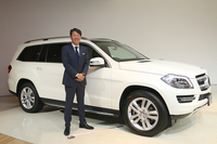「メルセデス・ベンツGL350ブルーテック4MATIC」と、メルセデス・ベンツ日本の上野金太郎社長。
    