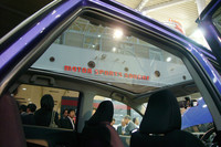 一部グレードで選べる大型パノラマルーフ。1250×820mmの面積をもつ。