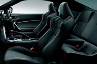 アルカンターラと本皮のコンビシートは、フロントシートヒーターも備えている。