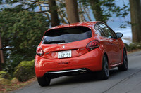 アイドリングストップ機構の採用などにより、燃費も従来の13.8km/リッターから15.6km/リッターに改善している。