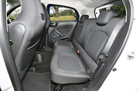 リアシートは天井が低く、圧迫感こそあるが、足元のスペースは十分だ。