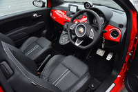 「595Cツーリズモ」のインテリア。シート表皮はレザーが標準で、写真のブラックのほかに、ブラックとレッドのツートン、ブラックとブラウンのツートンが用意されている。