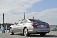 リアビュー。「フーガハイブリッド」には、軽度のスリ傷なら時間がたつにつれ自動修復されるクリア塗装「スクラッチシールド」が標準で施される。