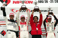 左から、2位ロッテラー、1位トレルイエ、優勝チームmobilecast IMPULの星野一義監督、そして3位本山。