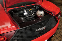 ミドに搭載されるエンジンは、「フォルクスワーゲン・パサートヴァリアントR36」と同じ3.6リッターV6ユニット。リアエンドのメッシュ部にはファンが備わる。