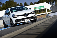 「ルーテシアR.S.トロフィー」の足まわりは専用仕立てとなっており、「ルーテシアR.S.シャシーカップ」比で、車高はフロントが20mm、リアが10mm低められている。