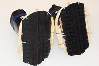 タイヤのトレッドゴムを貼り付けた特製かんじき。向かって右側がスタッドレス、左が夏タイヤ。