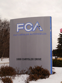 フィアットは2014年1月にクライスラーを完全子会社化。同年10月には、経営統合による新会社「フィアット クライスラー オートモービルズ」が誕生した。
    