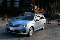 外観における「カローラ ハイブリッド」とガソリン車との違いは控えめで、専用のフロントグリルやエンブレム程度。
    