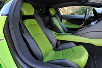 「ビコローレ・スポルティーヴォ」オプションが選択された試乗車のインテリアカラーは「Verde Pan（グリーン）／Nero Ade（ブラック）」。シートもオプションの「フル電動＆ヒーテッド・シート」（ヒートレベルは5段階切り替え）となっていた。