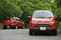 大開口のフロントグリルや切れ長のヘッドランプなど、各所に「クーガ」や「フォーカス」に通じるデザインを採用。SUVらしく、テールゲートに備えられたスペアタイヤが目を引く。
    