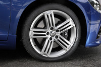 18インチアルミホイール、ブラックブレーキキャリパーも“R”専用。（写真はシロッコR）