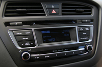 欧州の文字多重放送「RDS」、BluetoothおよびMP3にも対応。AUXやUSB端子も備わる。一方で、左下に「押してオン／オフ、回して音量調整」の伝統的スイッチが残されているのには好感がもてる。