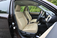 フロントシートは腰部のフィット感を高め、長時間座っても疲れにくい形状を目指した。最上級グレードの「1.5LUXEL（ラグゼール）」の運転席は、ベンチレーションおよびヒーター機能が標準装備。