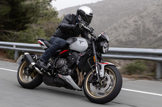 ハレもケもお任せあれ！ トライアンフの新型ネイキッド「トライデント800」の走りをリポートする。