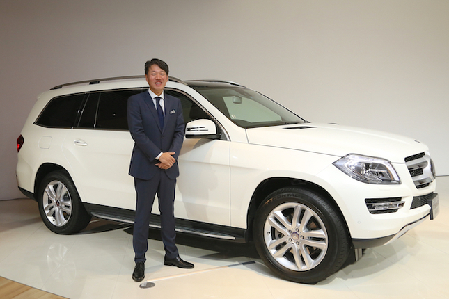 「メルセデス・ベンツGL350ブルーテック4MATIC」と、メルセデス・ベンツ日本の上野金太郎社長。