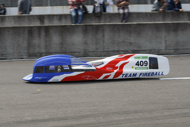 グループIV（一般クラス）で優勝した「チームファイアボール」。大会新の3644.869km/リッターを記録して「最優秀賞 本田宗一郎杯」を獲得した。
