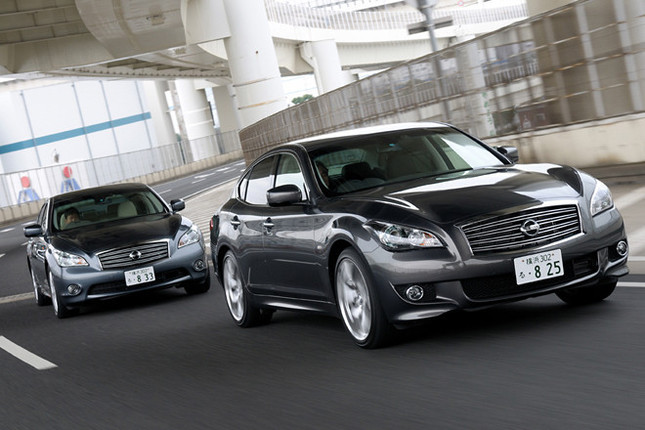 【スペック】370GT タイプS（写真手前）：全長×全幅×全高＝4945×1845×1500mm／ホイールベース＝2900mm／車重＝1750kg／駆動方式＝FR／3.7リッターV6DOHC24バルブ（333ps/7000rpm、37.0kgm/5200rpm）／価格＝492万4500円（テスト車＝589万500円／特別塗装色ディープブロンズ＝5万2500円／セーフティシールドパッケージ＝27万3000円／プレミアムインテリアパッケージ＋BOSEサラウンドサウンドシステム＝64万500円）