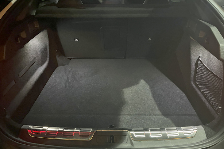 容量536リッターの広くて深いラゲッジスペースも「408 GTハイブリッド」のセリングポイント。足の動きでリアゲートの開閉が行える「ハンズフリー電動テールゲート」が標準で装備される。